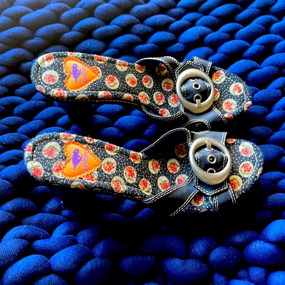 Rocket dog open toe shoe, high heeled sandals.